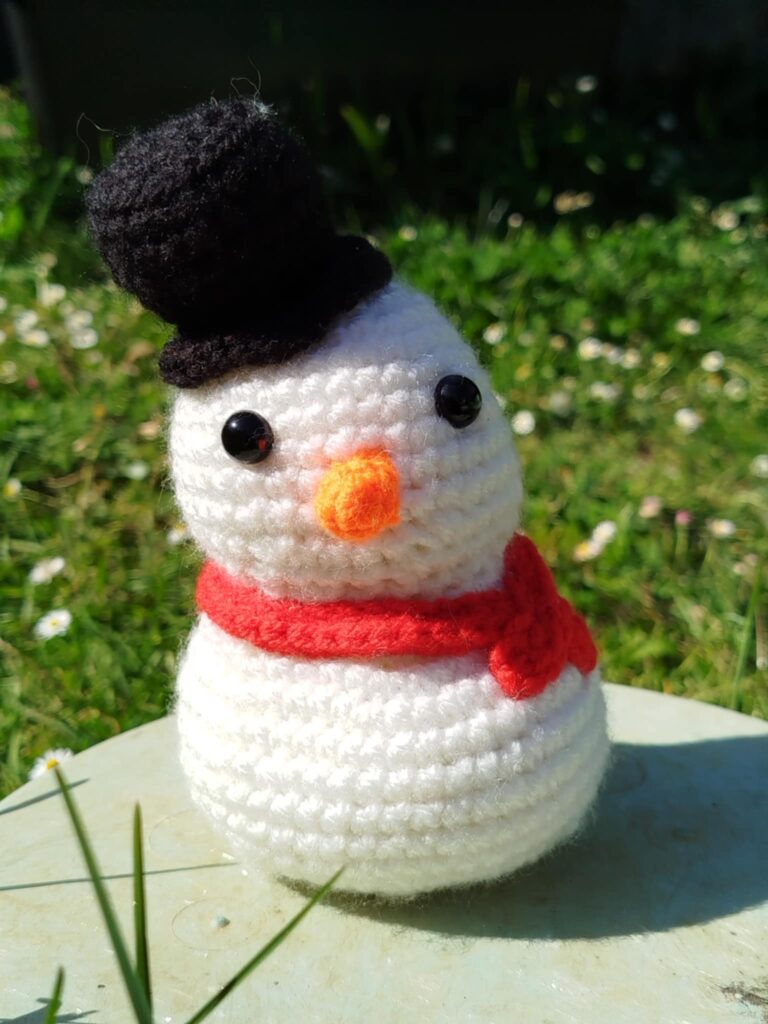 bonhomme de neige au crochet de face